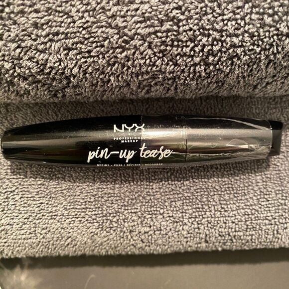 1050 NYX Pin Up Tease Black Mascara Professional Makeup - Picture 1 of 8